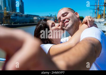 Ein schönes junges lateinisches Paar, das ein Selfie gemacht hat. Konzept von Liebe, Paar, Glück, Technologie. Stockfoto