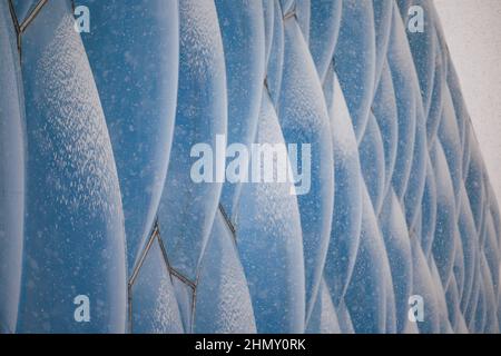 Peking, China. 13th. Februar 2022. Das am 13. Februar 2022 aufgenommene Foto zeigt die Schneelandschaft im Nationalen Wassersportzentrum in Peking, der Hauptstadt Chinas. Quelle: Liu Xu/Xinhua/Alamy Live News Stockfoto