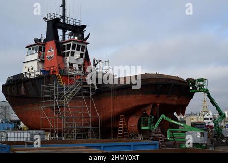 Das Knickschiebeboot Arctic Taglu wird auf der Point Hope Maritime Ltd. Werft in Victoria, British Columbia, Kanada, gewartet Stockfoto