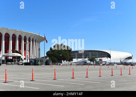 INGLEWOOD, KALIFORNIEN - 12. FEBRUAR 2022: Das Forum und das SoFi-Stadion, Mehrzweck-Sport- und Konzertorte. Stockfoto