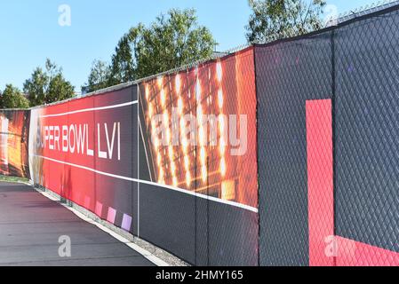 INGLEWOOD, KALIFORNIEN - 12. FEBRUAR 2022: Fence Signage für Super Bowl LVI im SoFi Stadium. Stockfoto