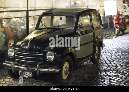 Foto eines alten Oldtimer auf der Straße Stockfoto