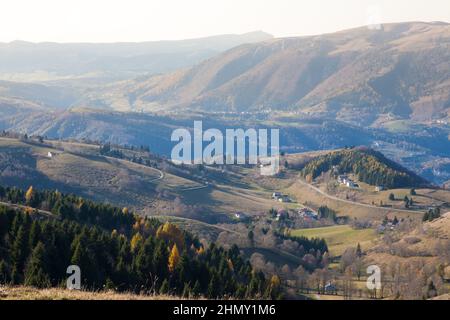 Herbstlandschaft des Mount Grappa. Italienische Alpen schöne Aussicht Stockfoto