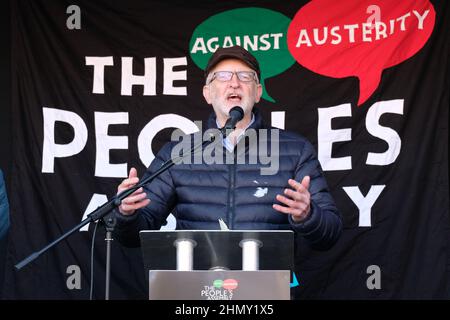 London, Großbritannien, 12th. Februar 2022. Der ehemalige Labour-Vorsitzende Jeremy Corbyn spricht bei einem Protest, der von der Anti-Sparpolitik-Gruppe koordiniert wird - der Volksversammlung und den Gewerkschaften auf dem Parliament Square - und hebt die Lebenshaltungskosten hervor, da die Beiträge der Nationalversicherung im April steigen und die Energiepreise steigen werden, Die Ärmsten der Gesellschaft in Armut stürzen. Kredit: Elfte Stunde Fotografie/Alamy Live Nachrichten Stockfoto