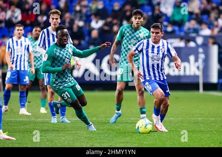 Malaga, Spanien. 12th. Februar 2022. Arvin Appiah (L) und Victor Gomez (R) in Aktion während des Matches von La Liga Smartbank 2021/2022 zwischen Malaga CF und UD Almeria im La Rosaleda Stadium (Endstand; Malaga CF 0:1 UD Almeria). (Foto von Francis Gonzalez/SOPA Images/Sipa USA) Quelle: SIPA USA/Alamy Live News Stockfoto