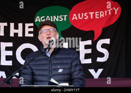 London, Großbritannien, 12th. Februar 2022. Der ehemalige Labour-Vorsitzende Jeremy Corbyn spricht bei einem Protest, der von der Anti-Sparpolitik-Gruppe koordiniert wird - der Volksversammlung und den Gewerkschaften auf dem Parliament Square - und hebt die Lebenshaltungskosten hervor, da die Beiträge der Nationalversicherung im April steigen und die Energiepreise steigen werden, Die Ärmsten der Gesellschaft in Armut stürzen. Kredit: Elfte Stunde Fotografie/Alamy Live Nachrichten Stockfoto