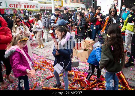New York City, USA. 12th. Februar 2022. Chinatown feiert sein jährliches Mondneujahr mit einer Parade, Drachentänzen, Konfetti und Aufführungen am 12. Februar 2022 in New York, NY. (Foto: Karla Coté/Sipa USA). Quelle: SIPA USA/Alamy Live News Stockfoto