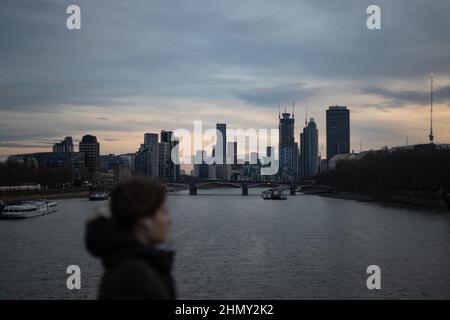 London, Großbritannien. 12th. Februar 2022. Allgemeiner Blick auf die London Bridge gegen die Skyline von West-London.als die Rede von einem vollständigen Aufheben der Einschränkungen des Coronavirus auftaucht, steigt der Tourismus in der Hauptstadt und das Stadtleben normalisiert sich weiter. Kredit: SOPA Images Limited/Alamy Live Nachrichten Stockfoto