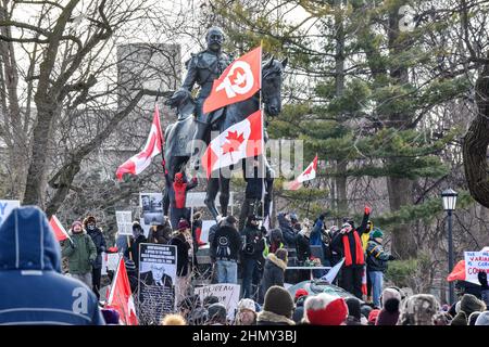 Toronto, Kanada. 12. Februar 2022. Toronto, Kanada. Anti-Mandats-Demonstranten, auch bekannt als Freiheits-Konvoi, versammeln sich im kanadischen Queen's Park in Toronto, um sich gegen die von der Regierung verhängten Anti-Mandate zu wehren. Menschenmengen versammelten sich um die Reiterstatue von König Edward VII. Zu Reden. Quelle: EXImages/Alamy Live News Stockfoto