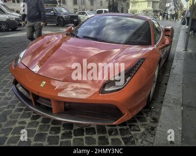 Foto eines roten Ferrari 488 GTB in der Straße geparkt, Zentrum der Stadt Stockfoto