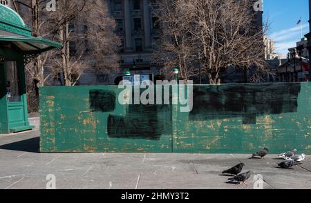 New York, NY, USA - 11. Februar 2022: Grafitti auf grünem Gerüst mit der Aufschrift „No Vax Pass“ Stockfoto