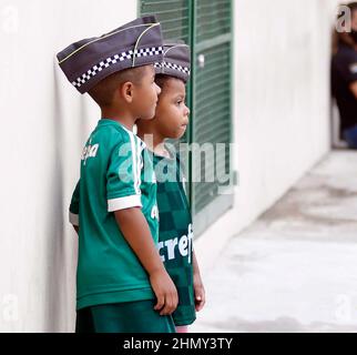 Sao Paulo, Brasilien. 12th. Februar 2022. Fans von Palmeiras versammeln sich vor dem Stadion, um das Finale der Club World Cup 2021 zu sehen, das Chelsea 2-1 nach mehr Zeit gewonnen HAT FERNANDO ROBERTO/SPP Credit: SPP Sport Press Photo. /Alamy Live News Stockfoto