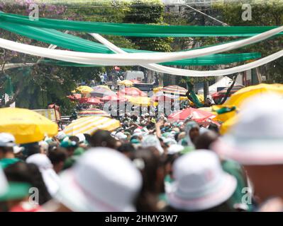 Sao Paulo, Brasilien. 12th. Februar 2022. Fans von Palmeiras versammeln sich vor dem Stadion, um das Finale der Club World Cup 2021 zu sehen, das Chelsea 2-1 nach mehr Zeit gewonnen HAT FERNANDO ROBERTO/SPP Credit: SPP Sport Press Photo. /Alamy Live News Stockfoto