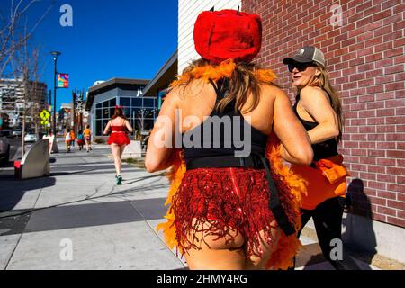 Reno, Usa. 12th. Februar 2022. Amors Undie Run-Läufer unterhalten sich beim Joggen. Die Einheimischen nehmen am landesweiten Cupidís Undie Run Teil, der Geld für die Behandlung und Erforschung der Neurofibromatose sammelt. Kredit: SOPA Images Limited/Alamy Live Nachrichten Stockfoto