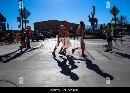 Reno, Usa. 12th. Februar 2022. Cupids Undie Run-Teilnehmer laufen durch die Straßen. Die Einheimischen nehmen am landesweiten Cupidís Undie Run Teil, der Geld für die Behandlung und Erforschung der Neurofibromatose sammelt. Kredit: SOPA Images Limited/Alamy Live Nachrichten Stockfoto