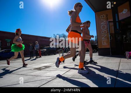 Reno, Usa. 12th. Februar 2022. Amors Undie laufen an einem Restaurant vorbei. Die Einheimischen nehmen am landesweiten Cupidís Undie Run Teil, der Geld für die Behandlung und Erforschung der Neurofibromatose sammelt. Kredit: SOPA Images Limited/Alamy Live Nachrichten Stockfoto