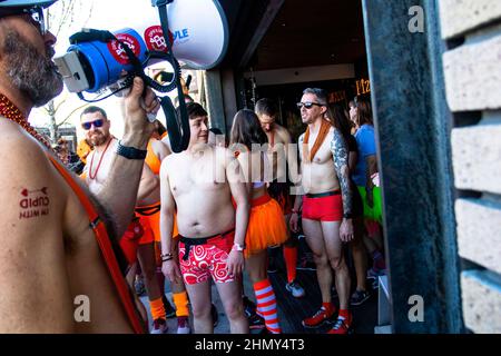 Reno, Usa. 12th. Februar 2022. Cupid's Undie Run-Teilnehmer bereiten sich auf den Lauf vor. Die Einheimischen nehmen am landesweiten Cupidís Undie Run Teil, der Geld für die Behandlung und Erforschung der Neurofibromatose sammelt. Kredit: SOPA Images Limited/Alamy Live Nachrichten Stockfoto