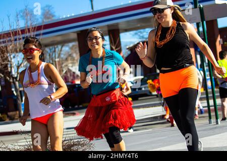 Reno, Usa. 12th. Februar 2022. Amors Undie Run-Läufer genießen die Veranstaltung. Die Einheimischen nehmen am landesweiten Cupidís Undie Run Teil, der Geld für die Behandlung und Erforschung der Neurofibromatose sammelt. Kredit: SOPA Images Limited/Alamy Live Nachrichten Stockfoto