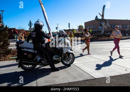 Reno, Usa. 12th. Februar 2022. Die Polizei überwacht den Undie Run des Amors. Die Einheimischen nehmen am landesweiten Cupidís Undie Run Teil, der Geld für die Behandlung und Erforschung der Neurofibromatose sammelt. (Foto von Ty ONeil/SOPA Images/Sipa USA) Quelle: SIPA USA/Alamy Live News Stockfoto