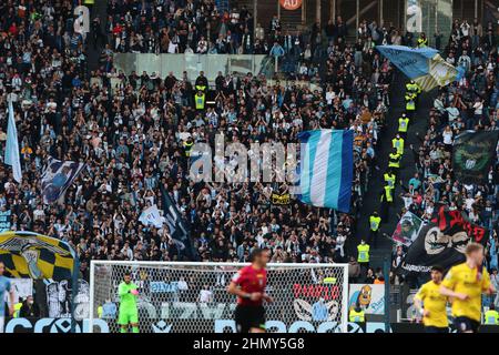 Rom, Italien. 12th. Februar 2022. SS Lazio-Fans während der italienischen Serie A 2021/22 Fußballspiel zwischen S.S. Lazio und dem FC Bologna im Olimpico-Stadion in Rom, Italien am 12th. Februar 2022 (Foto: Rafaele Conti/Pacific Press) Quelle: Pacific Press Media Production Corp./Alamy Live News Stockfoto