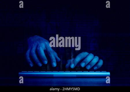 Konzepte für Cyberangriffe und Internetkriminalität, Hacking und Malware. Digitale Binärcode-Datennummern und sichere Schlosssymbole an Hackerhände, die mit dem Schlüssel arbeiten Stockfoto