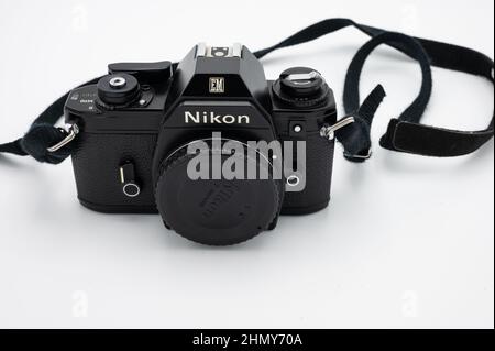 Foto einer alten schwarzen Profi-Spiegelreflexkamera auf weißem Hintergrund Stockfoto