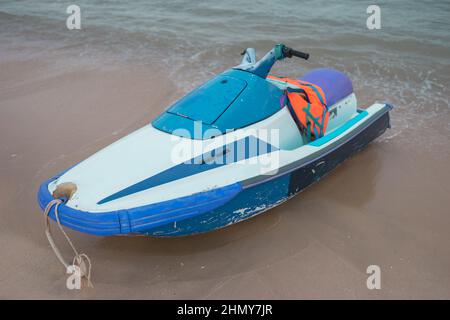 Blue Water Bike steht auf dem Sand am Strand in der Nähe des Meeres. Strandaktivitäten. Hochwertiges Foto Stockfoto