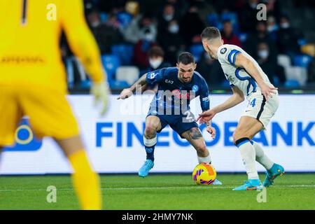 Der italienische Stürmer Matteo Politano von SSC Napoli fordert den Ball mit dem kroatischen Mittelfeldspieler Ivan Perisic von InterÕs während des Fußballspiels der Serie A zwischen SSC Napoli und Inter. Napoli Interdraw 1-1. Stockfoto