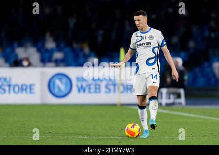 Der kroatische Mittelfeldspieler Ivan Perisic kontrolliert den Ball während des Fußballspiels der Serie A zwischen SSC Napoli und Inter. InterÕs Napoli Interdraw 1-1. Stockfoto