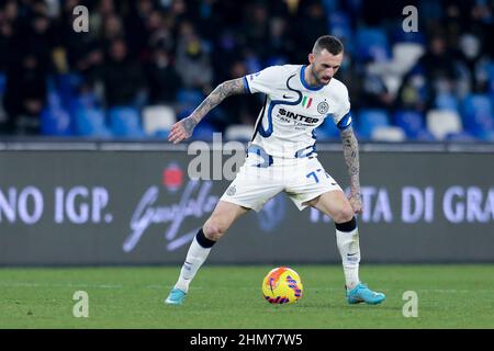 Der kroatische Mittelfeldspieler Marcelo Brozovic kontrolliert den Ball während des Fußballspiels der Serie A zwischen SSC Napoli und Inter. InterÕs Napoli Interdraw 1-1. Stockfoto