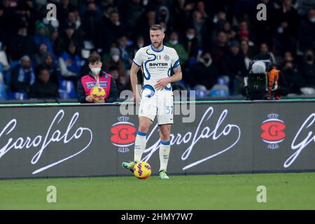 Der slowakische Verteidiger Milan Skriniar kontrolliert den Ball während des Fußballspiels der Serie A zwischen SSC Napoli und Inter. InterÕs Napoli Interdraw 1-1. Stockfoto