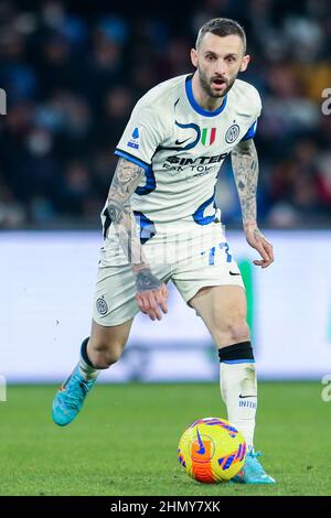 Der kroatische Mittelfeldspieler Marcelo Brozovic kontrolliert den Ball während des Fußballspiels der Serie A zwischen SSC Napoli und Inter. InterÕs Napoli Interdraw 1-1. Stockfoto