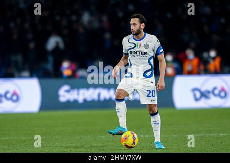 Der türkische Mittelfeldspieler Hakan Calhanoglu kontrolliert den Ball während des Fußballspiels der Serie A zwischen SSC Napoli und Inter. InterÕs Napoli Interdraw 1-1. Stockfoto