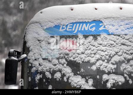 Zhangjiakou, China. 12th. Februar 2022. Frisch gefallener Schnee bedeckt einen Bus, der als olympischer Transport in einem Hotel in der schützenden COVID-Blase bei den Olympischen Winterspielen 2022 in Zhangjiakou, China, am Sonntag, dem 13. Februar 2022, verwendet wurde. Der Schneesturm verursachte heute die Verschiebung der Qualifikation für die Frauen-Freeski-Slopestyle. Foto von Bob Strong/UPI . Kredit: UPI/Alamy Live Nachrichten Stockfoto