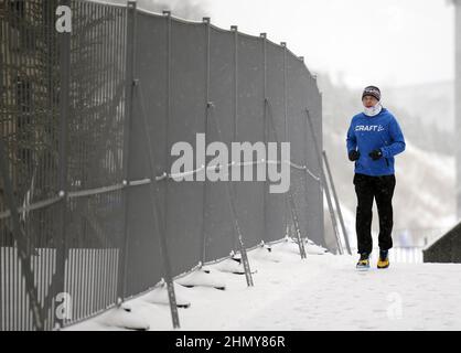 Zhangjiakou, China. 12th. Februar 2022. Bei den Olympischen Winterspielen 2022 in Zhangjiakou, China, am Sonntag, dem 13. Februar 2022, trainiert ein Athlet in der schützenden COVID-Blase in einem Hotel. Foto von Bob Strong/UPI . Kredit: UPI/Alamy Live Nachrichten Stockfoto