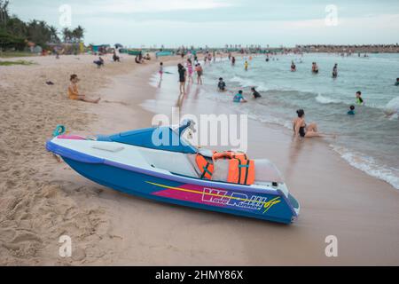 Blue Water Bike steht auf dem Sand am Strand in der Nähe des Meeres. Strandaktivitäten. Hochwertiges Foto Stockfoto