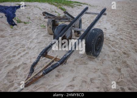 Stehen Sie für ein Wasserfahrrad auf dem Sand am Strand in der Nähe des Meeres. Strandaktivitäten. Hochwertiges Foto Stockfoto