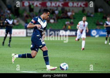 Melbourne, Australien, 12. Februar 2022. Nishan Velupillay aus Melbourne Victory kontrolliert den Ball während des A-League-Fußballmatches zwischen Melbourne Victory und Newcastle Jets im AAMI Park am 12. Februar 2022 in Melbourne, Australien. Kredit: Dave Hewison/Speed Media/Alamy Live Nachrichten Stockfoto