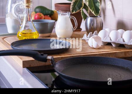Arbeitsplatz in der Küche mit Zutaten und Utensilien zum Backen von Pfannkuchen Stockfoto