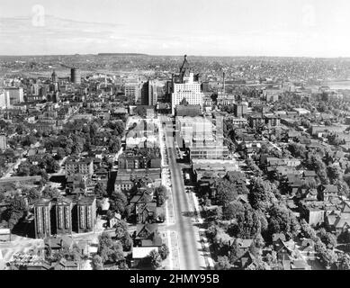 Vintage Schwarz-Weiß-Fotografie um 1931 Blick Richtung Osten entlang der Georgia Street im Zentrum von Vancouver, British Columbia, Kanada Stockfoto