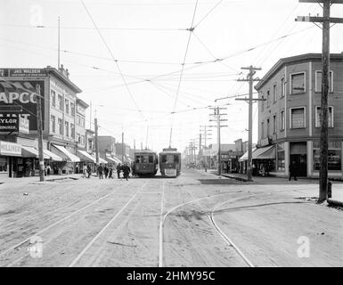 Vintage Schwarz-Weiß-Fotografie um 1912 von Menschen und Straßenbahnen auf der Main Street in Vancouver, British Columbia, Kanada Stockfoto