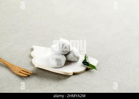 Japanisches Mochi auf grauem Hintergrund, Platz für Text kopieren. Ausgewählter Fokus Stockfoto