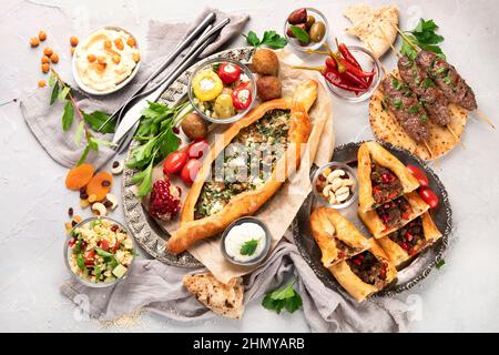 Türkische Küche auf hellem Hintergrund. Traditionelles Food-Konzept. Flach liegend, Draufsicht Stockfoto