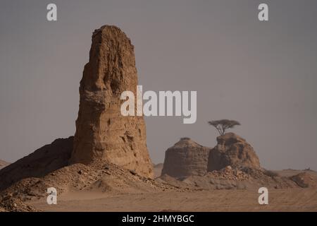 Umm Bab Clay Quarry – die Qatar National Cement Company nahm 1965 ihre Tätigkeit hier auf und ist bis heute noch in Betrieb. Stockfoto