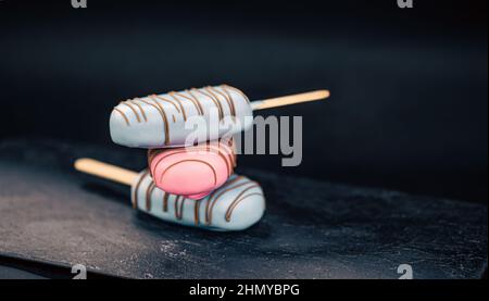 Dessert in Form von Eis aus dem Eis mit rosa und blauer Schokolade. Stockfoto