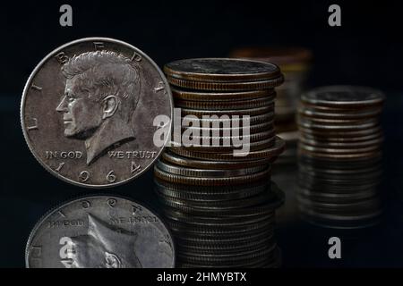 US Half Silver Dollar John Fitzgerald Kennedy 1964 Coin Stacks Unscharfe Hintergrundreflexion Stockfoto