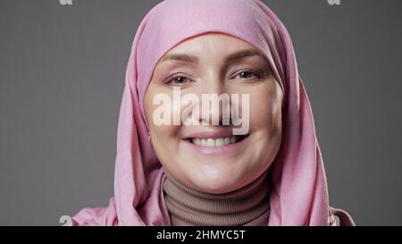 Frau trägt Hijab lächelt weit in die Kamera schauen Stockfoto