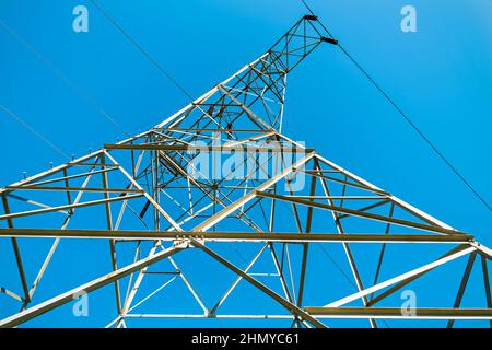 Blick von unten auf die Spitze eines Hochspannungsturms Stockfoto