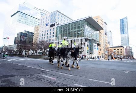 Toronto, Kanada. 12th. Februar 2022. Berittene Polizisten werden am 12. Februar 2022 während einer Anti-Mandats-Demonstration in Toronto, Kanada, auf einer geschlossenen Straße im Dienst gesehen. Demonstranten versammelten sich hier am Samstag zu einer weiteren Runde von Demonstrationen zur Solidarität mit den Protesten des Lkw-Konvois in Ottawa. Der Protest des 'Freedom Convoy 2022' begann am 29. Januar als Kundgebung von Truckern gegen die Forderung, dass kanadische Lkw-Fahrer, die die Grenze in die Vereinigten Staaten überqueren, ab Mitte Januar vollständig geimpft werden sollten. Quelle: Zou Zheng/Xinhua/Alamy Live News Stockfoto