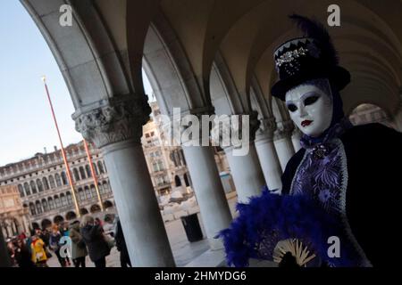 (220213) -- VENEDIG, 13. Februar 2022 (Xinhua) -- Ein Nachtschwärmer posiert während des Karnevals in Venedig, Italien, am 12. Februar 2022. Der Karneval von Venedig 2022 startete am Samstag in der italienischen Lagunenstadt, mit begrenzten Anti-COVID-Maßnahmen, die es dem Publikum ermöglichen, ein hybrides Programm aus virtuellen und physischen Veranstaltungen zu erleben. In diesem Jahr steht das Festival unter dem Motto „Remember the Future“. Es ist das erste Mal, dass die Stadt nach dem Ausbruch der Pandemie in Italien im Jahr 2020 wieder ihren historischen Karneval in Anwesenheit halten kann - wenn auch teilweise. Für die lokalen Behörden wurde sie als ein wichtiges si angesehen Stockfoto
